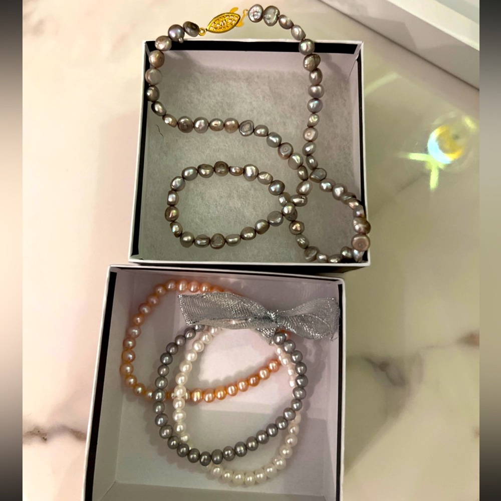*New & Real Pearl Necklace with Gold Clasp & Bracelet*